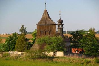 Kostel se zvonicí (© Petr Pokorný, 04/2007)