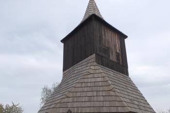 Zvonice ze hřbitova (© Johannes Cladis, 04/2015)