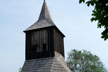 dřevěná zvonice u kostela sv. Jiří (© František Kinař, 07/2016)