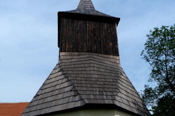 dřevěná zvonice u kostela sv. Jiří (© František Kinař, 07/2016)