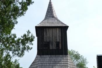 dřevěná zvonice u kostela sv. Jiří (© František Kinař, 07/2016)
