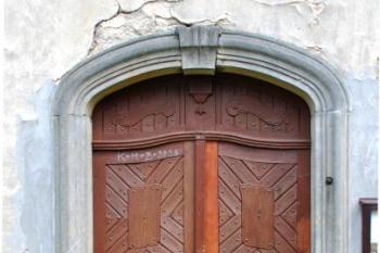Hlavní vchod ( © Aleš Marek 05/2007)