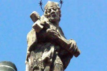 Klášter řádu sv. Voršily - socha sv. Jana Nepomuckého na střeše budovy (© Milan Caha, 05/2007)