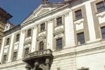 Klášter řádu sv. Voršily - hlavní vstup (© Milan Caha, 05/2007)