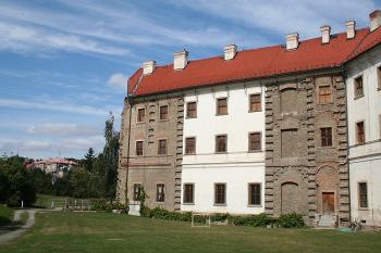 Dvorní fasáda severovýchodního křídla s nikdy neomítnutými plochami, (© Ivan Grisa, 09/2008)