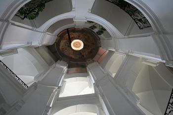 Průhled schodištěm vzhůru (© Ivan Grisa, 09/2008)