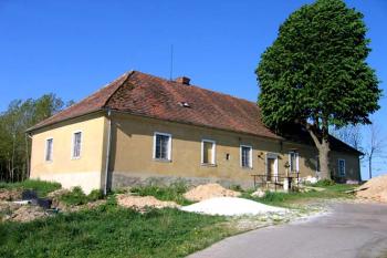 Bývalá tvrz v Samšině ( © Pavel Vítek 05/2007)