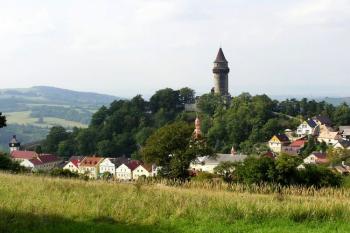 Celkový pohled na město Štramberk s hradem od místa s Plastikou Panenky Marie ( © Jan P. Štěpánek 08/2006)