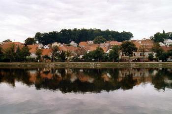 Pohled na hradní kopec (© Jiří Cukr, 08/2004)