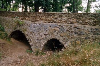 Nejvýraznější pozůstatek hradu (© Jiří Cukr, 08/2004)