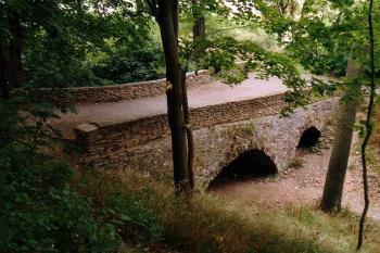 Most z úbočí kopce (© Jiří Cukr, 08/2004)