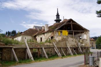 Východní zřícené křídlo zámku (© Lukáš Pechánek, 08/2012)