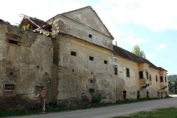 Východní křídlo zámku (© Jiří Cukr, 04/2007)