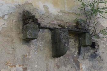 Krakorce zaniklého arkýře (© Jiří Cukr, 04/2007)