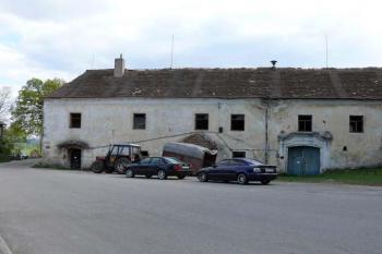 Průčelí zámku při pohledu z návsi (© Jiří Cukr, 04/2007)