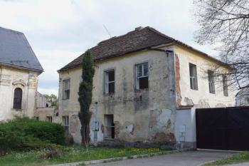 Objekt za kostelem adaptovaný kdysi na školu (© Jiří Cukr, 04/2007)