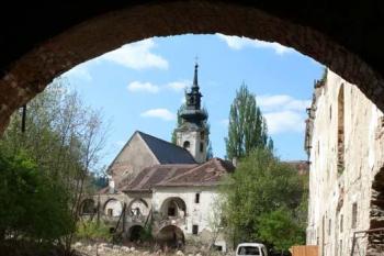 Smutný pohled na zámecké nádvoří (v pozadí kostel) (© Jiří Cukr, 04/2007)