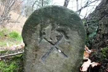 kamenný hranečník s železárenským symbolem nedaleko zaniklého hamru při náhoně ( © Jan P. Štěpánek 09/2011)