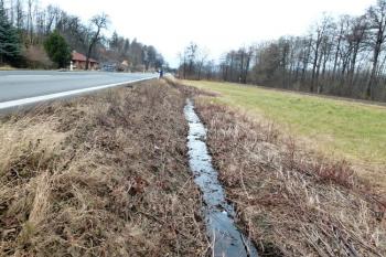 rýha po bývalém náhonu podél silnice z Ostravice do Frýdlantu dnes slouží spíše jako příkop podél cesty ( © Jan P. Štěpánek 09/2011)