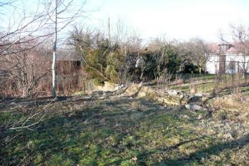 plocha po zaniklém hamru a kousek základového zdiva ( © Jan P. Štěpánek 09/2011)
