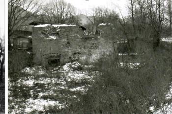 srovnání podoby hamru na počátku 20. století, v 50. - 60. letech 20. století a v současnosti ( © Jan P. Štěpánek dle fotografie ze sbírek H. Wawreczky, kroniky Nové Dědiny)