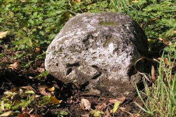 Hraniční kámen se zkříženými kladívky označoval hamerní náhon a budovy s ním spojené ( © Jan P. Štěpánek 09/2007)