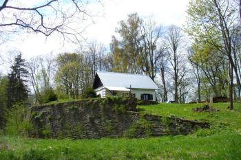 zbytek obvodové hradby (za hradbou jádro hradu s novodobou zástavbou) (© zdeněk komínek, 05/2008)