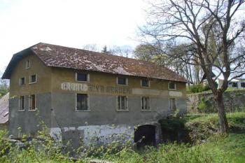 na předhradí stojící mlýn (© zdeněk komínek, 05/2008)