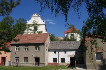 Vřesovice - kostel sv.Petra a Pavla - pohled z obce (© Ivo Rozehnal, 05/2012)