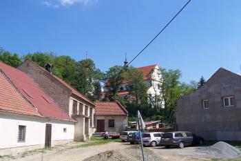Vřesovice - kostel sv.Petra a Pavla - pohled z obce (© Ivo Rozehnal, 05/2012)