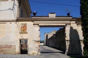 Výšovice - zámek (JZD plastika vlevo) (© Ivo Rozehnal, 05/2012)