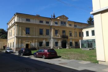 Výšovice - zámecká budova a nádvoří ( © Ivo Rozehnal 08/2015)