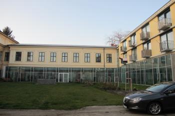 prostřední zám.křídlo /vpravo/ nemá z původního stavebního slohu už vůbec nic (© D Dohňanský, 11/2018)