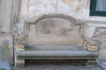 kamenná lavice u portálu vnitřního nádvoří (© D Dohňanský, 11/2018)