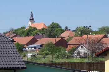 Výšovice - kostel sv.Vavřince - pohled ze silnice na Vřesovice (© Ivo Rozehnal, 05/2012)