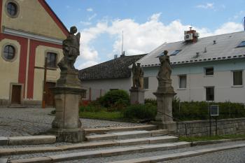Sochy před kostelem sv. Václava (© Jiří Špaček, 06/2015)