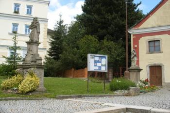 Sochy před kostelem sv. Václava (© Jiří Špaček, 06/2015)