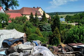 V těchto místech (domky se skleníkem) pravděpodobně stával hradní palác (© Jaroslav Špiroch, 07/2017)