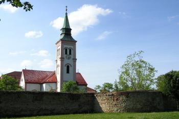 Kostel Španělské kaple od jihovýchodu s mohutným pozůstatkem půlkruhové kaple sv. Josefa ( © Jan P. Štěpánek 05/2007)