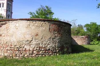 Pozůstatek jižní nárožní kaple a v pozadí torzo kaple sv. Josefa ( © Jan P. Štěpánek 05/2007)