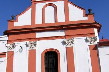 Západní vstupní průčelí kostela Španělské kaple ( © Jan P. Štěpánek 05/2007)
