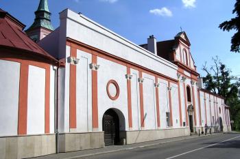 Hlavní průčelí Španělské kaple od severu ( © Jan P. Štěpánek 05/2007)