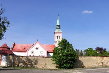 Areál Španělské kaple od jihozápadu ( © Jan P. Štěpánek 05/2007)