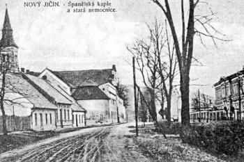 Španělská kaple a strá nemocnice před r. 1918 ( © K. Kuča: Města a městečka v Čechách, na Moravě a ve Slezsku, Libri, Praha 2000)