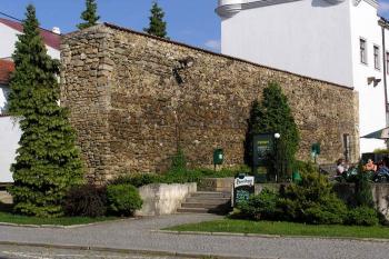 Krátký úsek městské hradby na jihozápadě města navazující na zámek ( © Jan P. Štěpánek 05/2007)