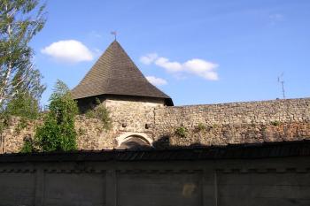 Nárožní východní bašta při pohledu z centra města ( © Jan P. Štěpánek 05/2007)
