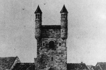 Bývalá Horní brána v Novém Jičíně před rokem 1840 ( © J. Tichánek, Z. Šerý: Šlechtická sídla na Novojičínsku, Opava, Butterfly 2003)