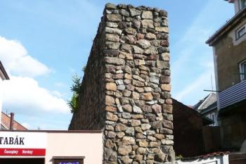 část městské hradby přerušená ulicí Jungmannovou -  zde stávala fortna sv. Jana Nepomuckého ( © Jan P. Štěpánek 06/2008)