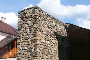 část hradby v místě přerušení obvodu ulicí Jungmannovou -  zde stávala fortna sv. Jana Nepomuckého ( © Jan P. Štěpánek 06/2008)