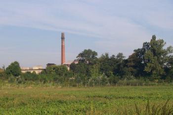 Bedihošť - Pohled od jihu. Tady někde obklopovaly mokřiny původní osídlenou vyvýšeninu. (© Ivo Rozehnal, 07/2006)